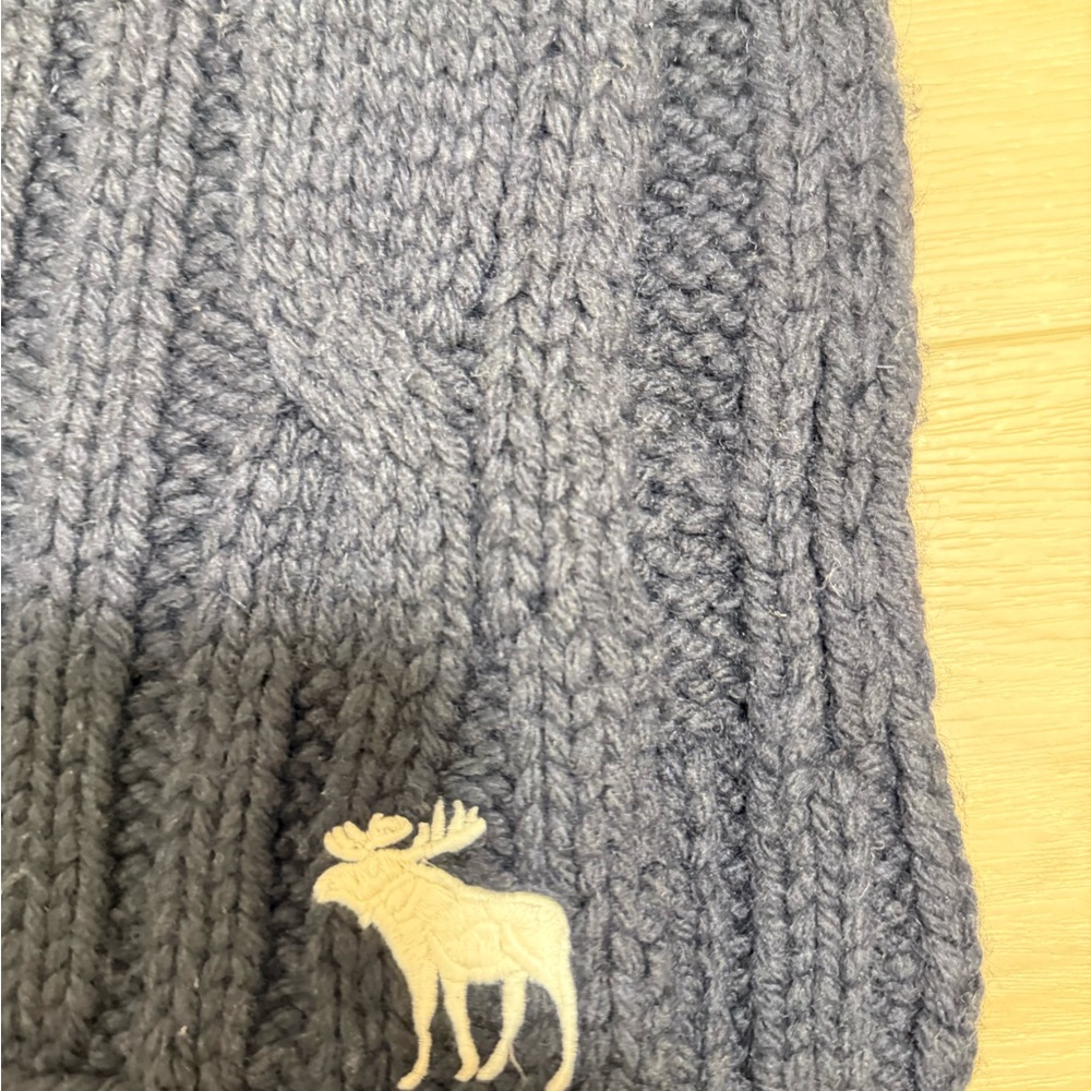 Abercrombie & Fitch Chunky Cable Knit Scarf with Moose Logo, Unisex - Picture 16 of 17